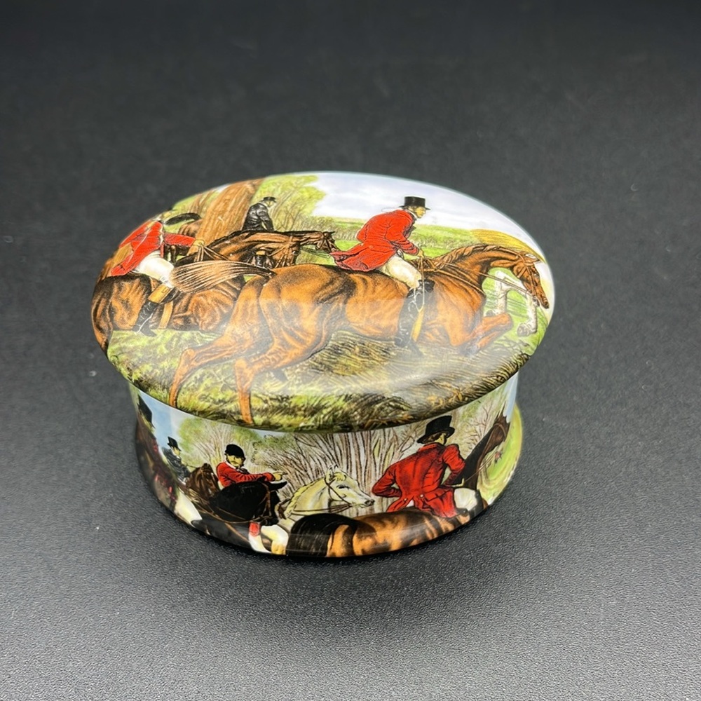 Vintage Newhall Staffordshire bone china trinket box featuring a hunting scene. - Picture 2 of 13